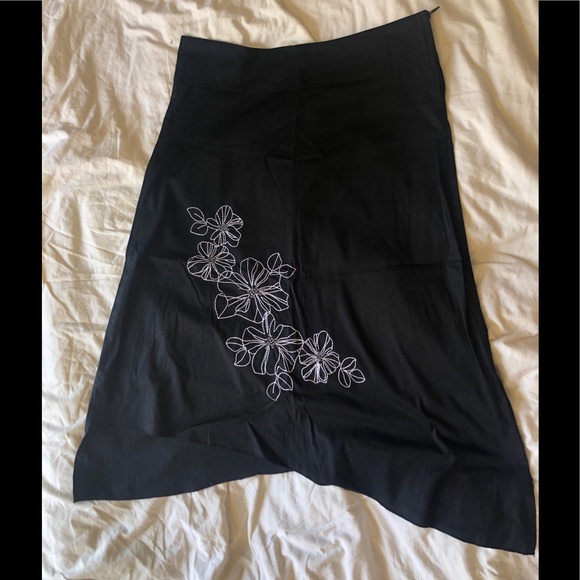 Crisp black cotton linen w white embroidery SKIRT - Picture 2 of 8